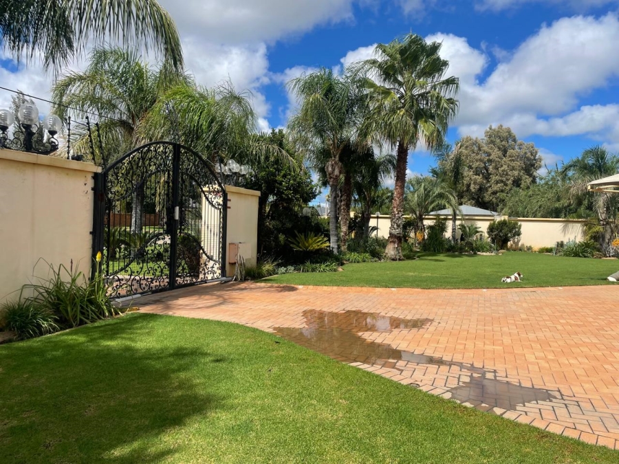 5 Bedroom Property for Sale in Christiana North West